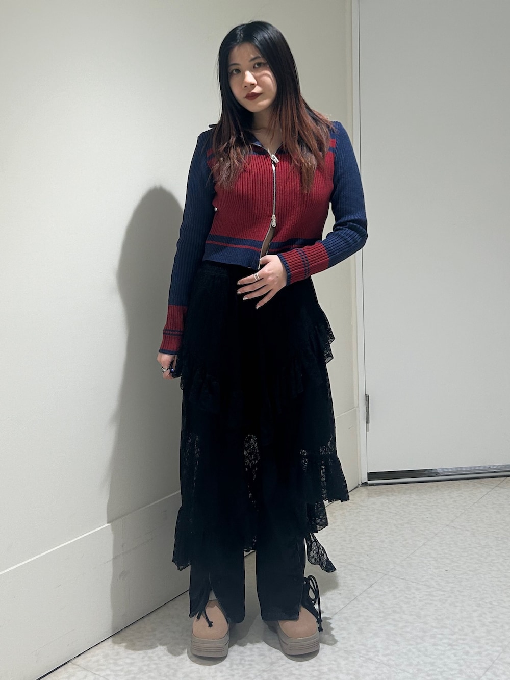 「きれいめカジュアル、jouetie、SHAKA、ムートンブーツ、お出かけコーデ、韓国ファッション、デニム、ブーツ、ニット、レイヤード、韓国ストリート」｜「SHAKAの【SHAKA】SHORT MOUTON BOOTIE CHUNKY/ショートムートンブーティーチャンキー（ブーツ、ベージュ系）」を使った、AKICAさん（レディース・161cm）の秋コーディネートの2枚目の写真