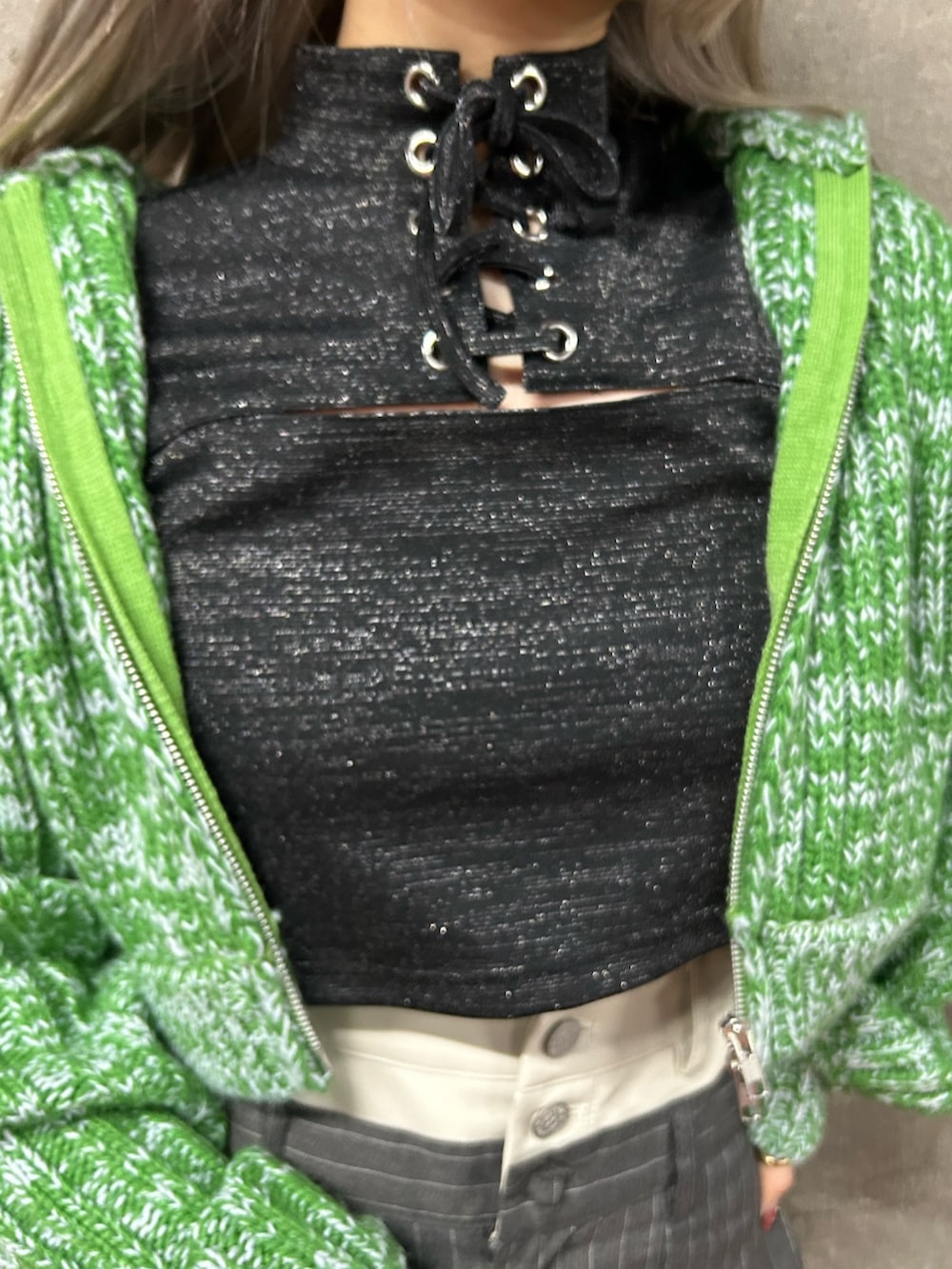 グレー系のその他パンツ、グリーン系のカーディガン/ボレロ、ブラック系のTシャツ/カットソーを着用したレディースの秋コーディネートの6枚目の写真