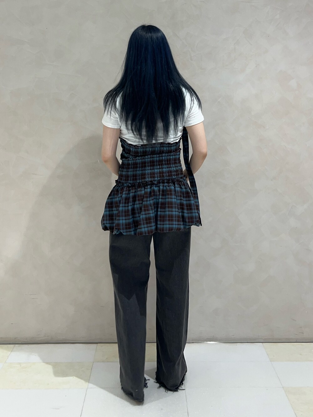 ブラウン系のワンピース、ホワイト系のTシャツ/カットソー、ブラック系のデニムパンツを着用したレディースの夏コーディネートの4枚目の写真