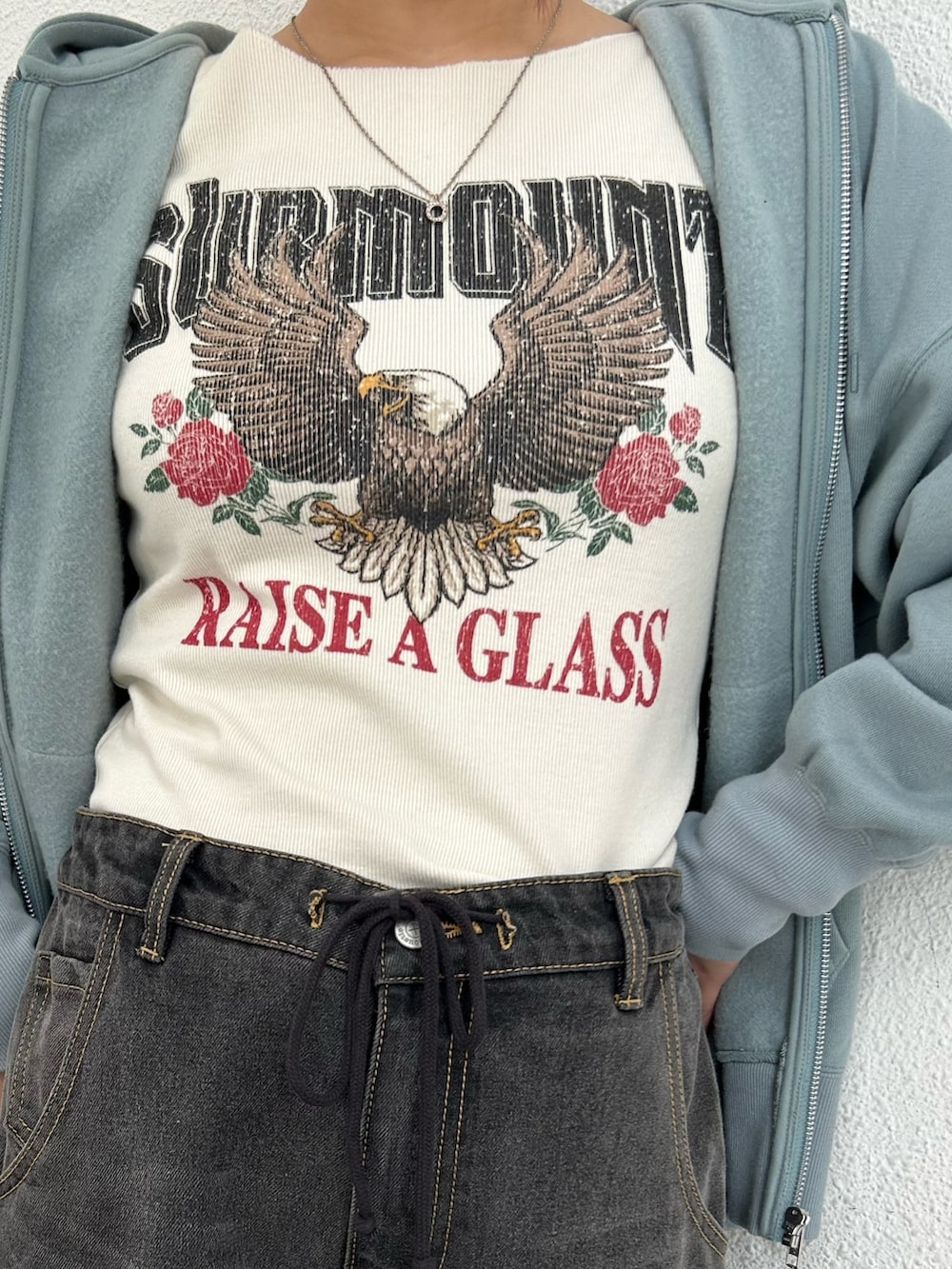 ブラック系のその他パンツ、ブラック系のスニーカー、ホワイト系のTシャツ/カットソーを着用したレディースの春コーディネートの5枚目の写真