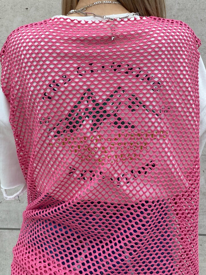 ブラック系のその他シューズ、ホワイト系のTシャツ/カットソー、ピンク系のワンピースを着用したレディースの夏コーディネートの8枚目の写真