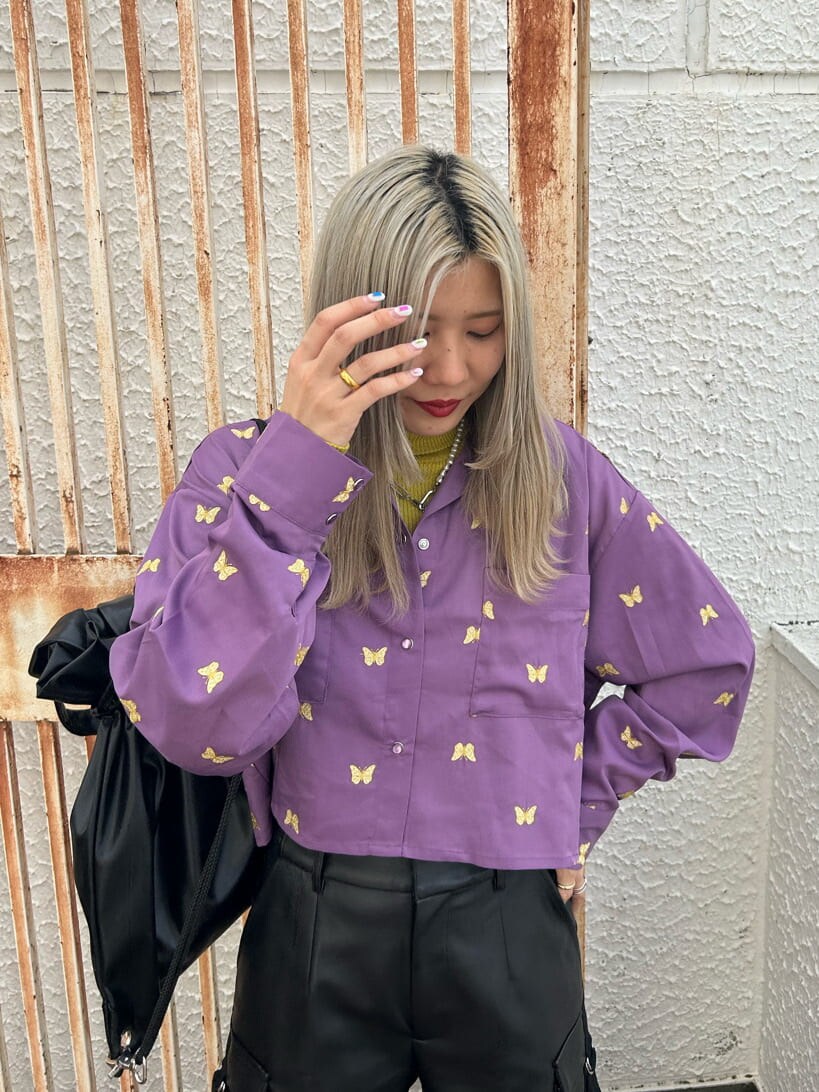 イエロー系のニット/セーター、ブラック系のその他シューズ、ブラック系のバックパック/リュックを着用したレディースの秋コーディネートの4枚目の写真