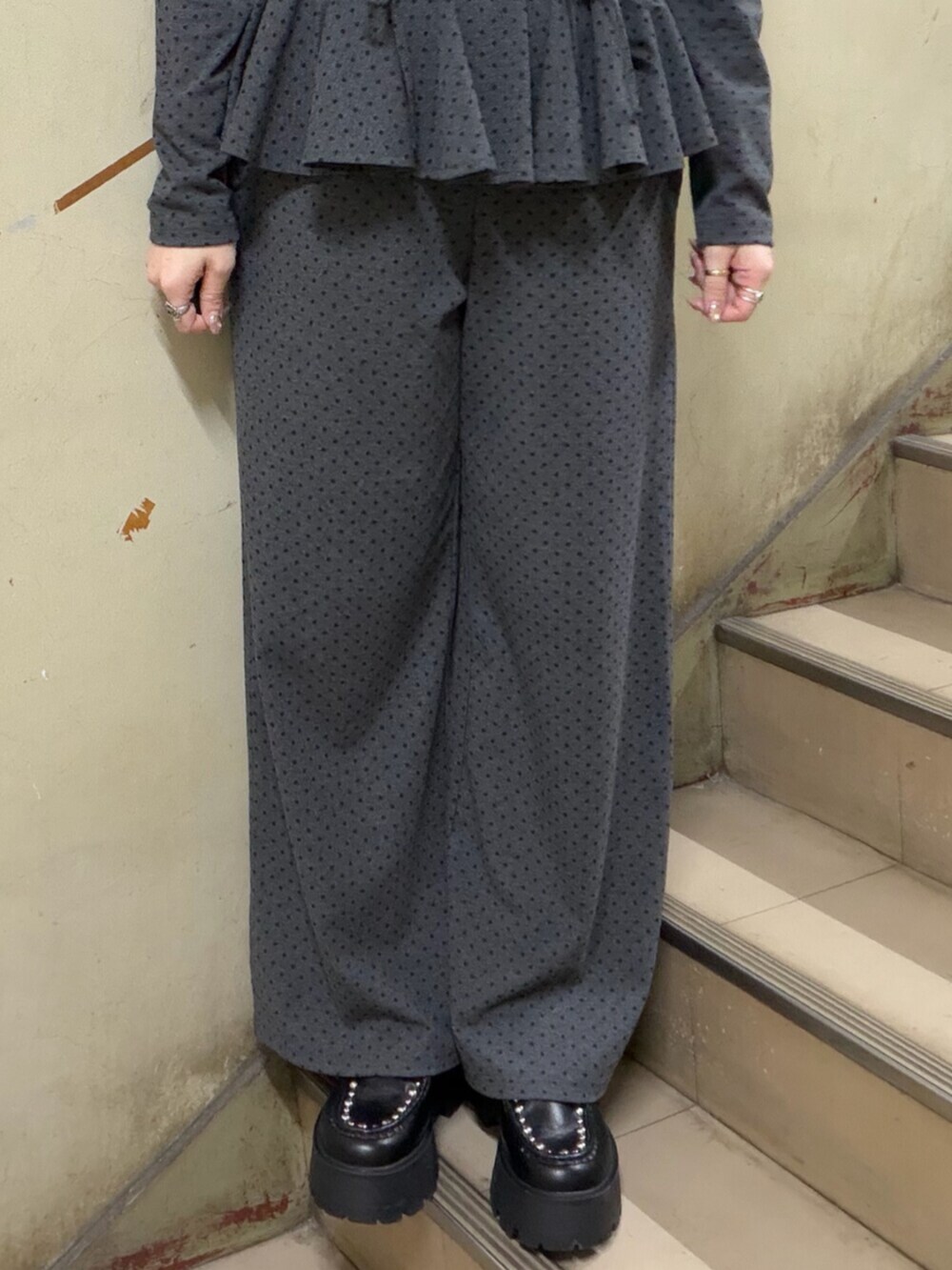 ブラック系のパーカー、グレー系のスウェットパンツ、ブラック系のローファーを着用したレディースの春コーディネートの6枚目の写真