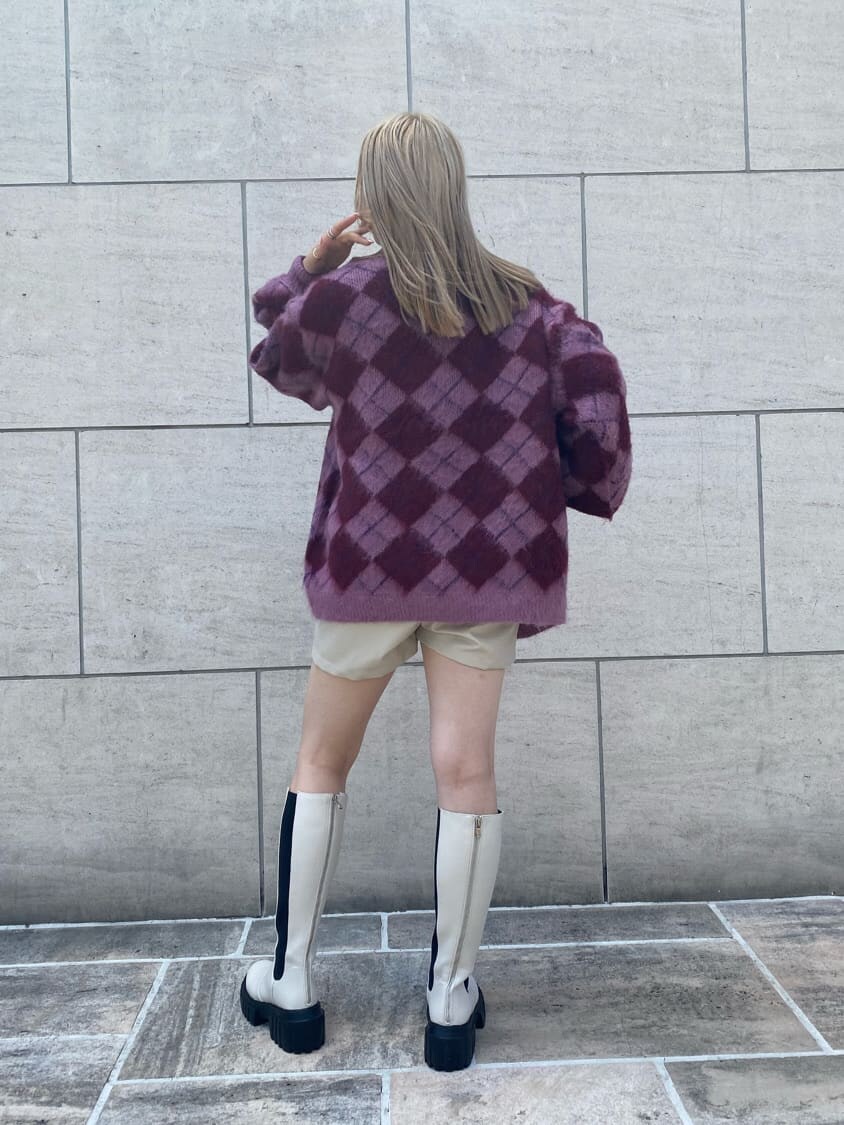 ホワイト系のその他パンツ、ホワイト系のワンピース、ホワイト系のブーツを着用したレディースの夏コーディネートの4枚目の写真