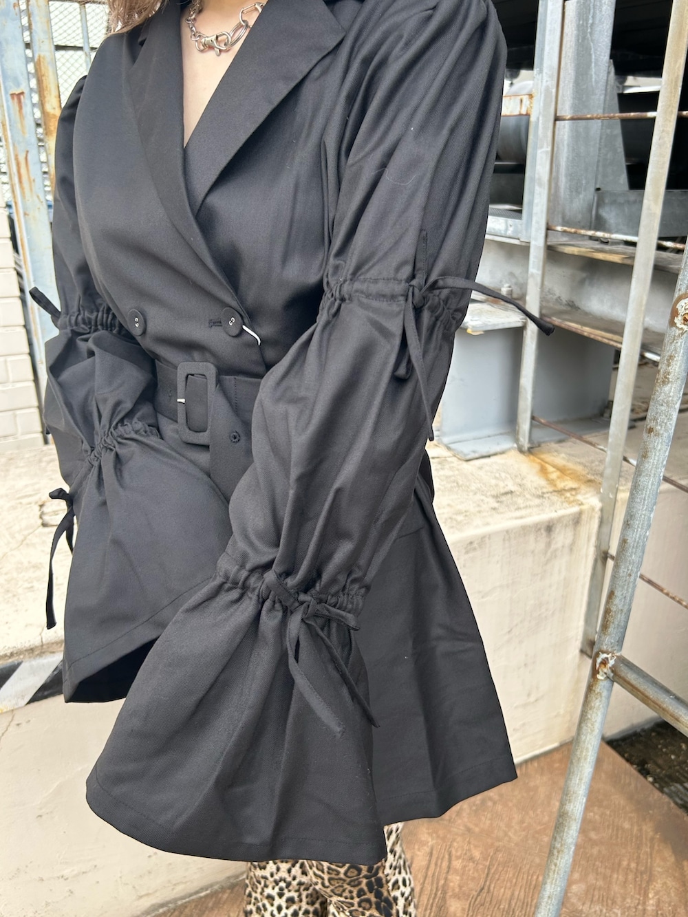 ブラック系のワンピース、ブラウン系のその他パンツ、ブラック系のブーツを着用したレディースの夏コーディネートの5枚目の写真