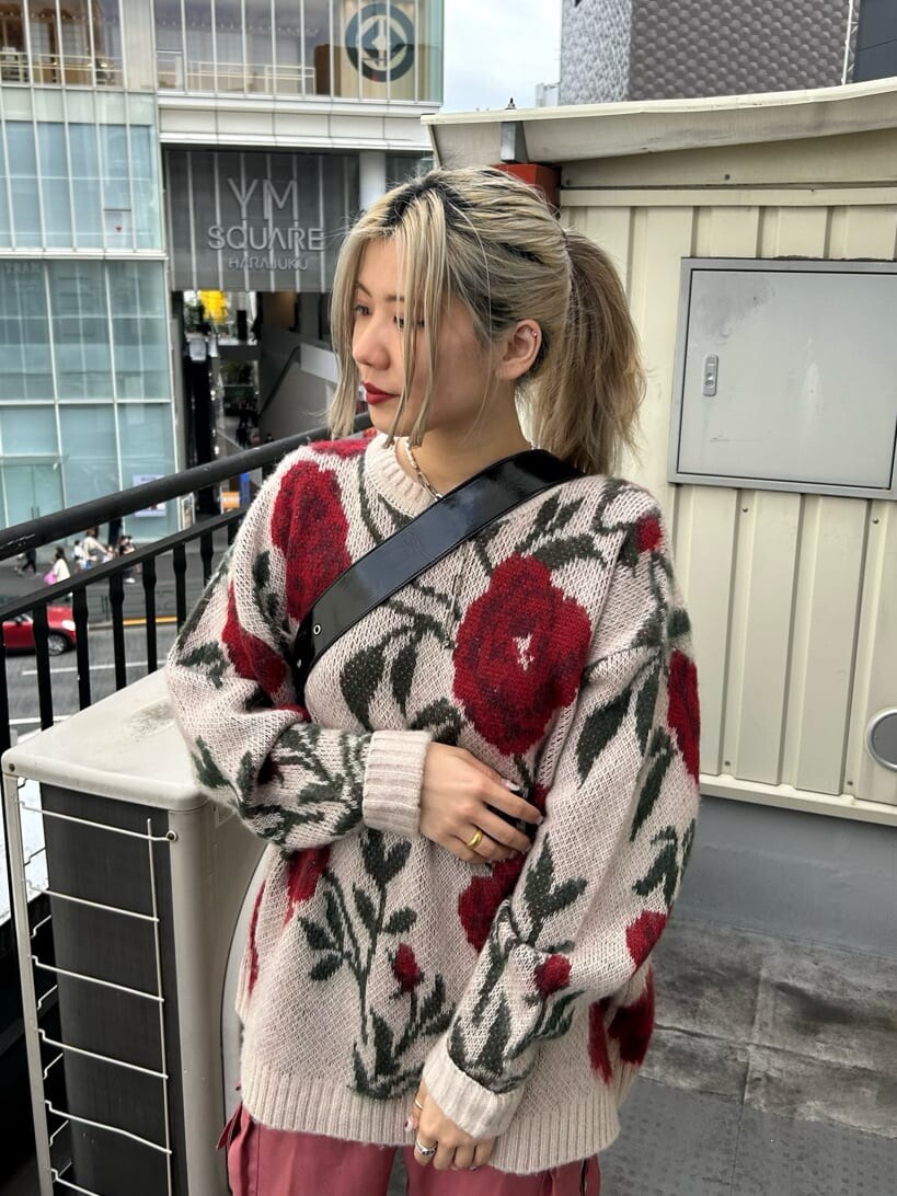 ブラック系のハンドバッグ、ブラック系のその他シューズ、ホワイト系のニット/セーターを着用したレディースの秋コーディネートの4枚目の写真