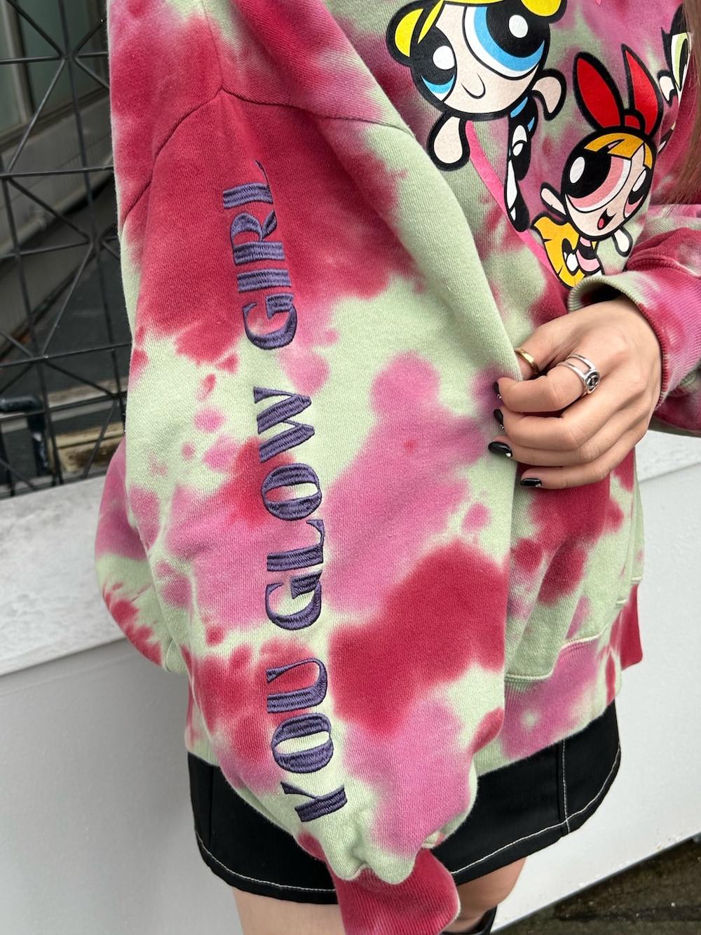 ブラック系のブーツ、グリーン系のスウェット、ブラック系のその他パンツを着用したレディースの冬コーディネートの5枚目の写真