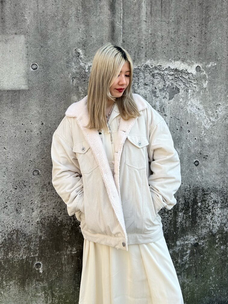 ホワイト系のその他アウター、ホワイト系のブーツ、ホワイト系のワンピースを着用したレディースの秋コーディネートの5枚目の写真