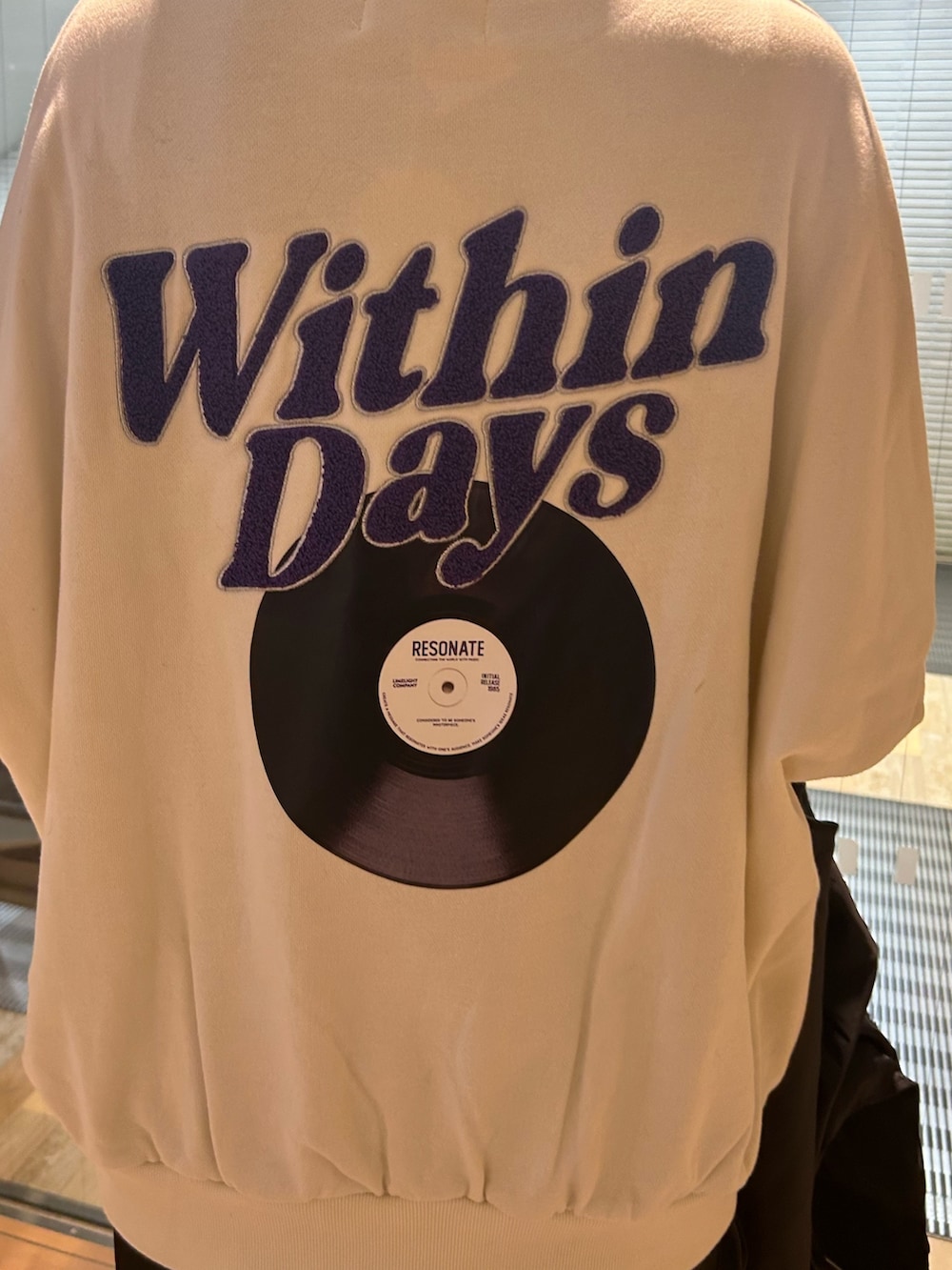 ブラック系のブーツ、ブラック系のダウンベスト、ホワイト系のTシャツ/カットソーを着用したレディースの秋コーディネートの8枚目の写真