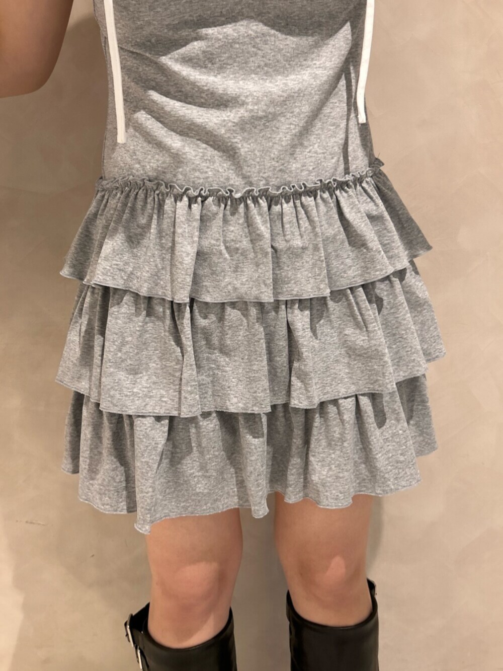 ブラック系のブーツ、グレー系のワンピース、ホワイト系のボストンバッグを着用したレディースの秋コーディネートの7枚目の写真