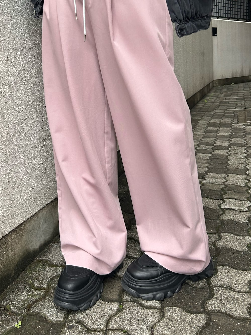 ブラック系のスニーカー、ピンク系のその他パンツ、ホワイト系のTシャツ/カットソーを着用したレディースの春コーディネートの7枚目の写真