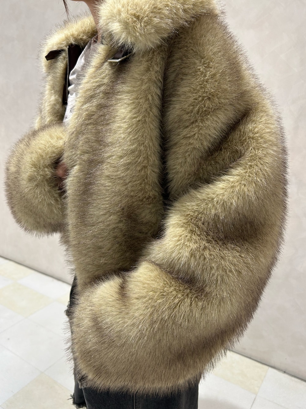 ブラック系のデニムパンツ、ゴールド系のパンプス、ブラック系のTシャツ/カットソーを着用したレディースの秋コーディネートの7枚目の写真