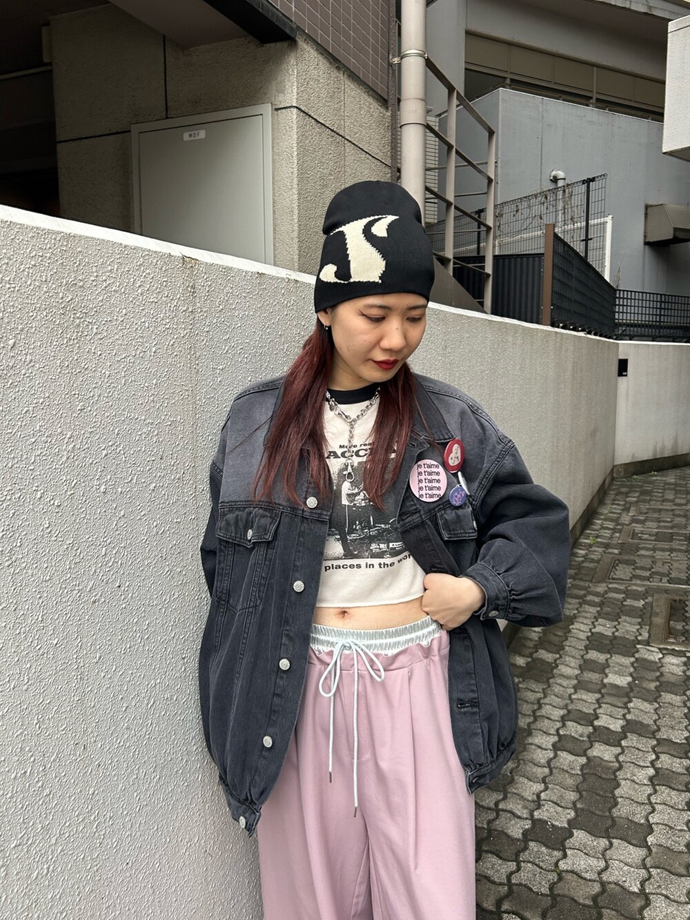 ブラック系のスニーカー、ピンク系のその他パンツ、ホワイト系のTシャツ/カットソーを着用したレディースの春コーディネートの4枚目の写真