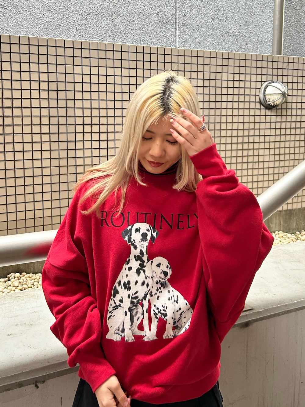 レッド系のスウェット、ブラック系のその他パンツ、レッド系のニット/セーターを着用したレディースの冬コーディネートの3枚目の写真