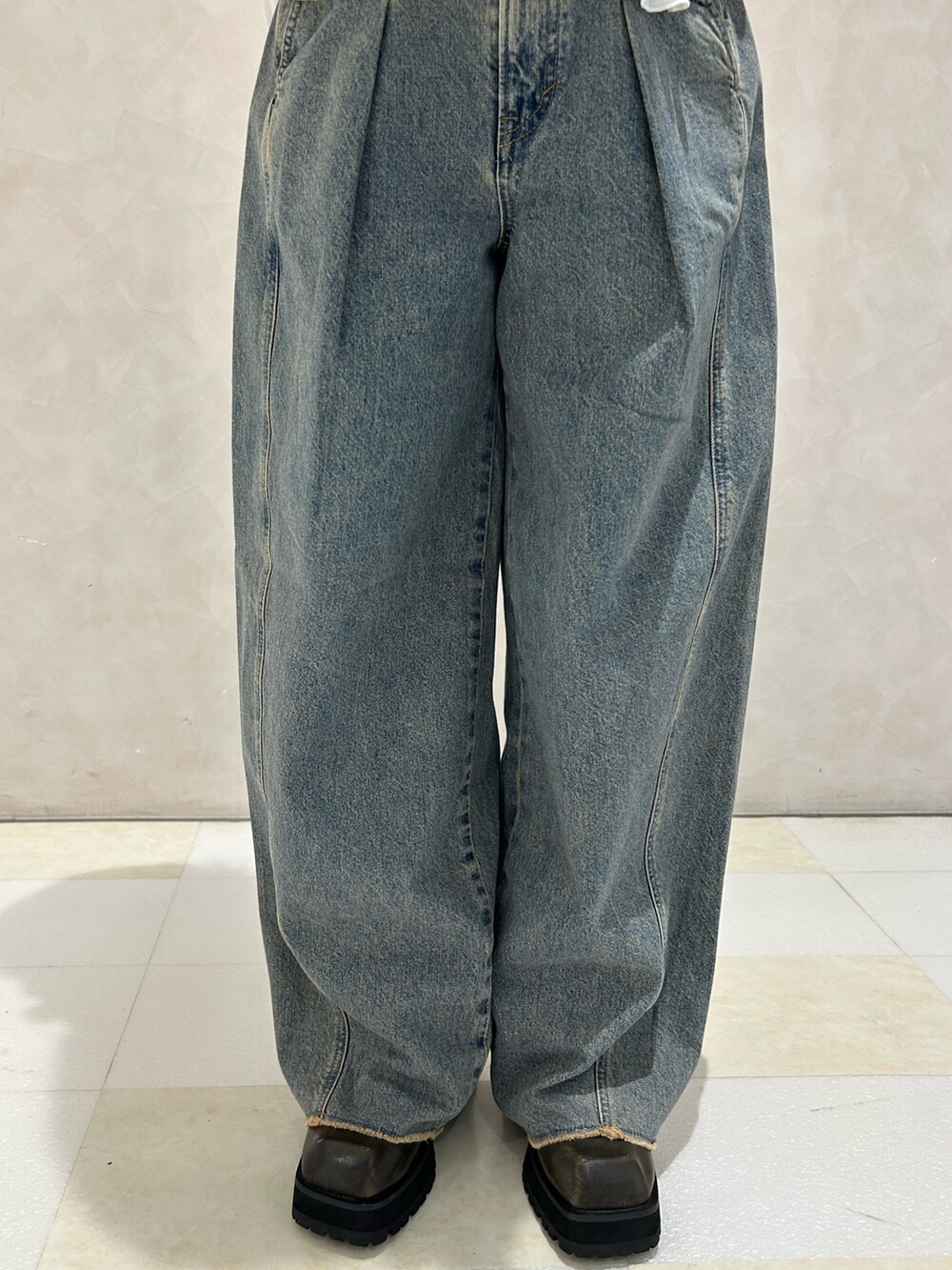 ブラック系のブーツ、ブルー系のデニムパンツ、ブルー系のデニムジャケットを着用したレディースの秋コーディネートの9枚目の写真