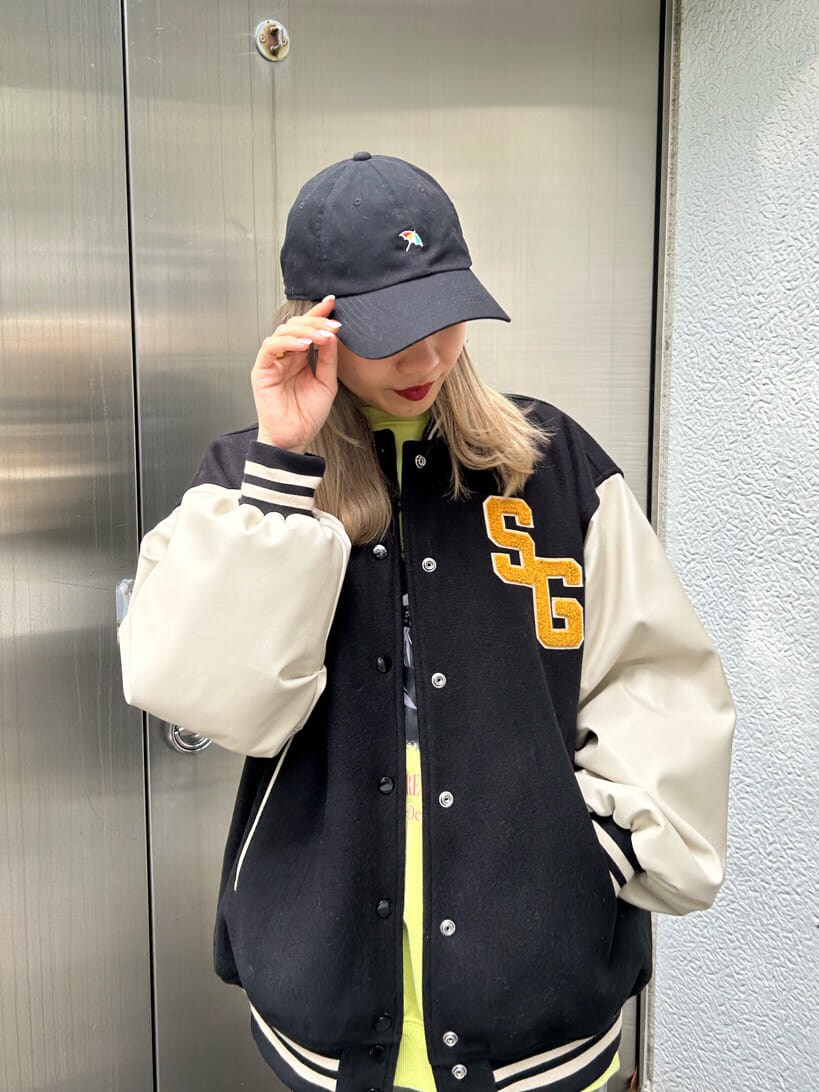 ブラック系のその他シューズ、ブラック系のスタジャン、グリーン系のスウェットを着用したレディースの秋コーディネートの4枚目の写真