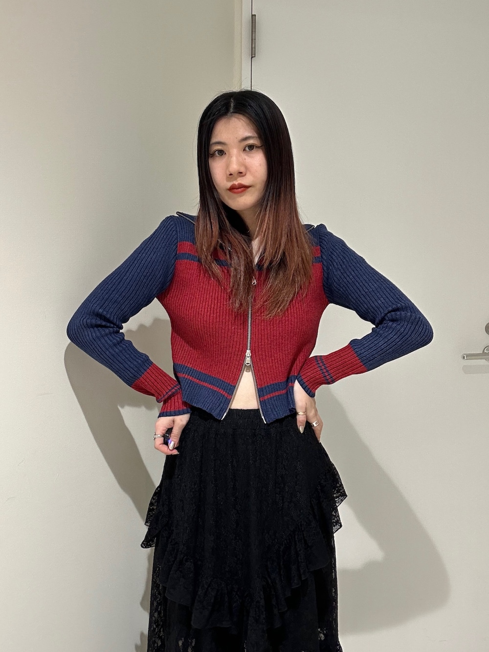 「きれいめカジュアル、jouetie、SHAKA、ムートンブーツ、お出かけコーデ、韓国ファッション、デニム、ブーツ、ニット、レイヤード、韓国ストリート」｜「SHAKAの【SHAKA】SHORT MOUTON BOOTIE CHUNKY/ショートムートンブーティーチャンキー（ブーツ、ベージュ系）」を使った、AKICAさん（レディース・161cm）の秋コーディネートの5枚目の写真