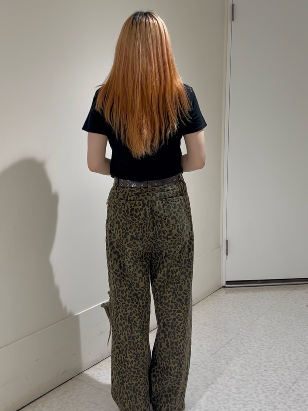 ブラウン系のその他パンツ、ブラック系のTシャツ/カットソー、ブラック系のブーツを着用したレディースの夏コーディネートの3枚目の写真