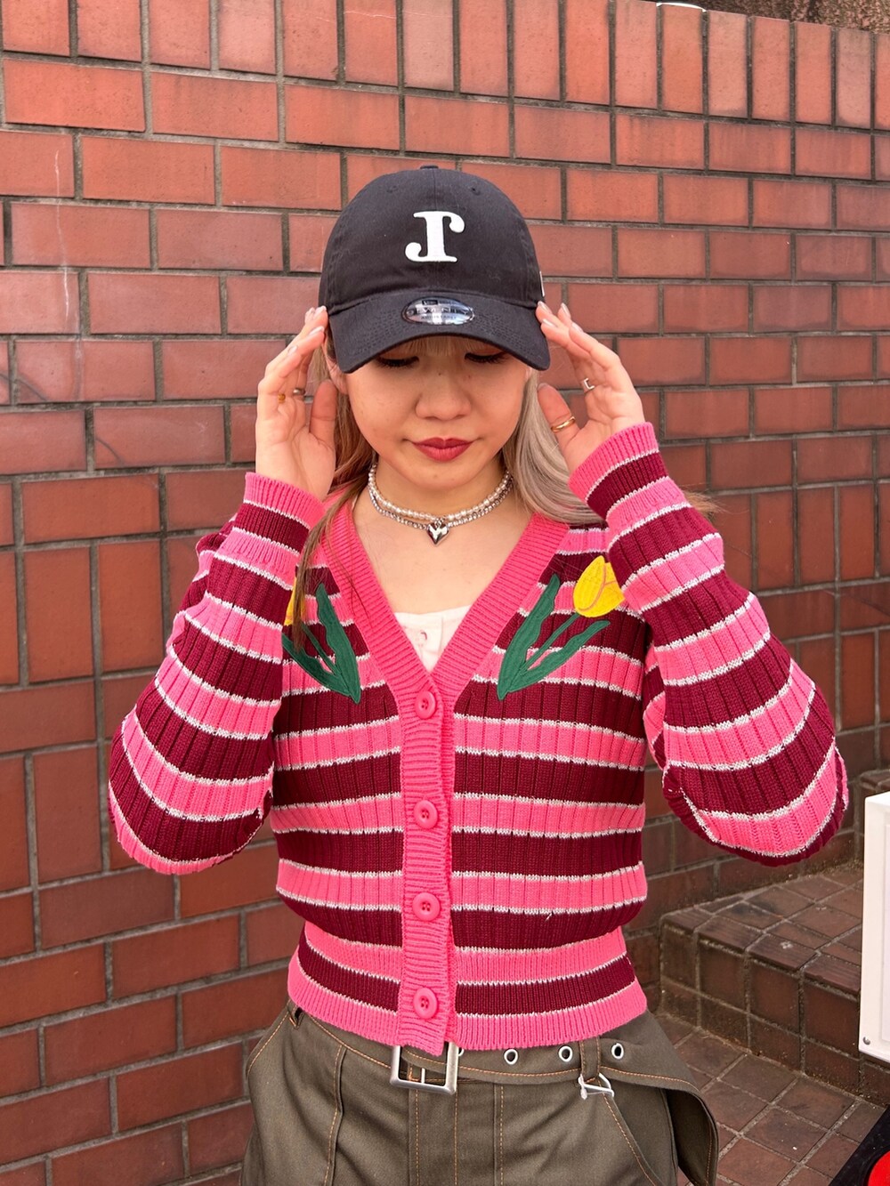 ブラック系のその他シューズ、グリーン系のその他パンツ、ホワイト系のシャツ/ブラウスを着用したレディースの春コーディネートの3枚目の写真