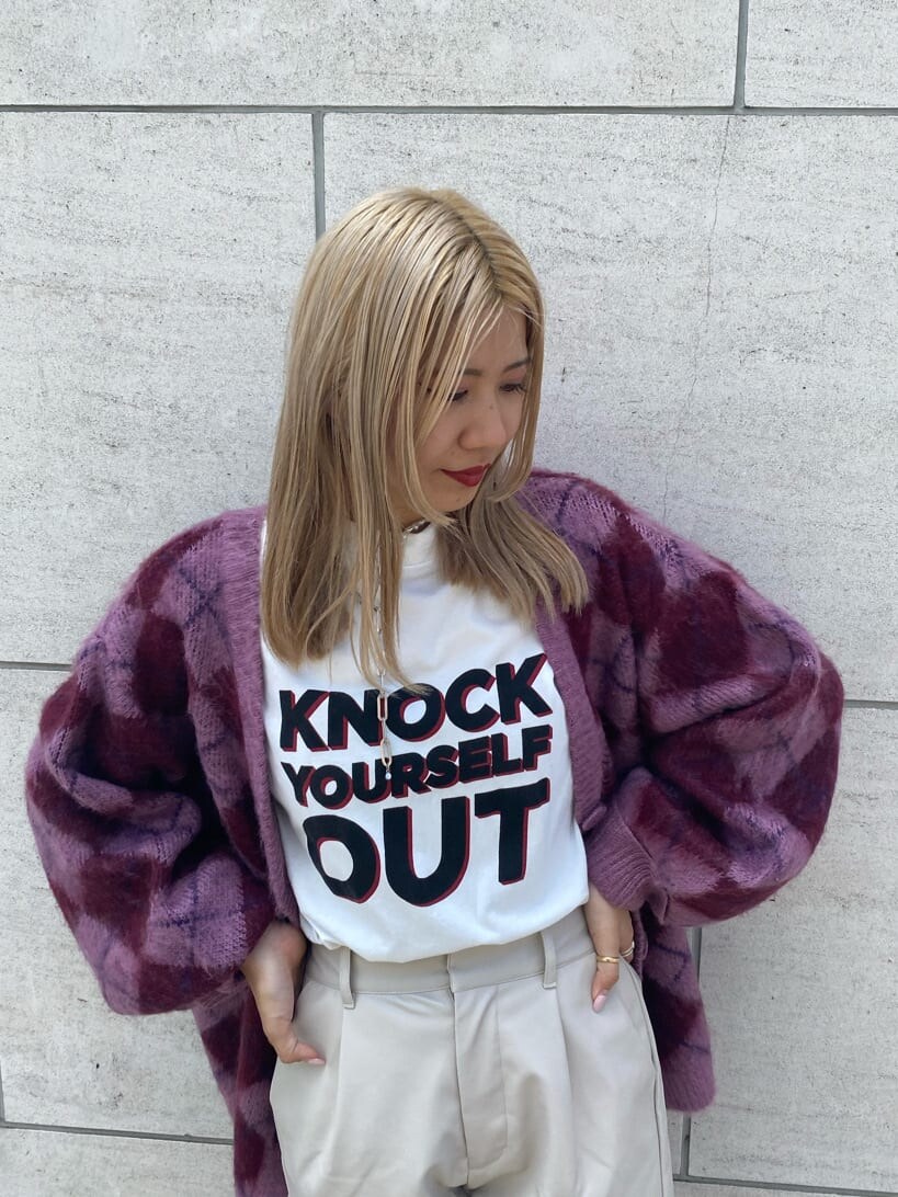 ホワイト系のその他パンツ、ホワイト系のワンピース、ホワイト系のブーツを着用したレディースの夏コーディネートの6枚目の写真