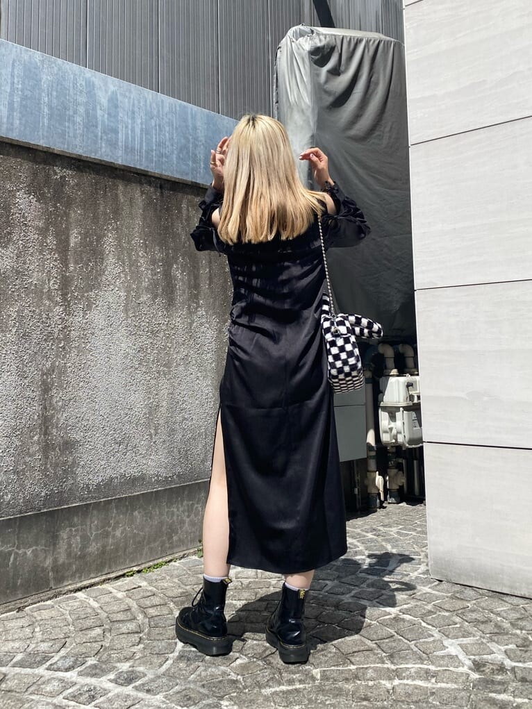 ブラック系のその他シューズ、ブラック系のボストンバッグ、ブラック系のワンピースを着用したレディースの秋コーディネートの4枚目の写真