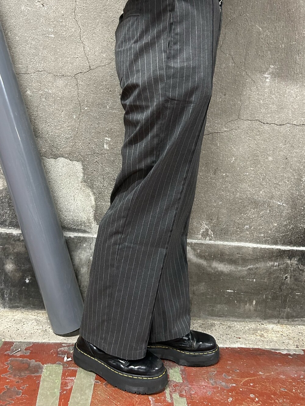 グレー系のその他パンツ、グリーン系のカーディガン/ボレロ、ブラック系のTシャツ/カットソーを着用したレディースの秋コーディネートの8枚目の写真