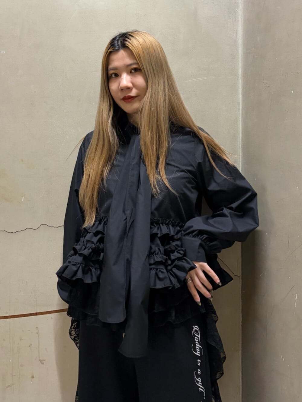 ブラック系のローファー、ブラック系のシャツ/ブラウス、ブラック系のスウェットパンツを着用したレディースの冬コーディネートの4枚目の写真