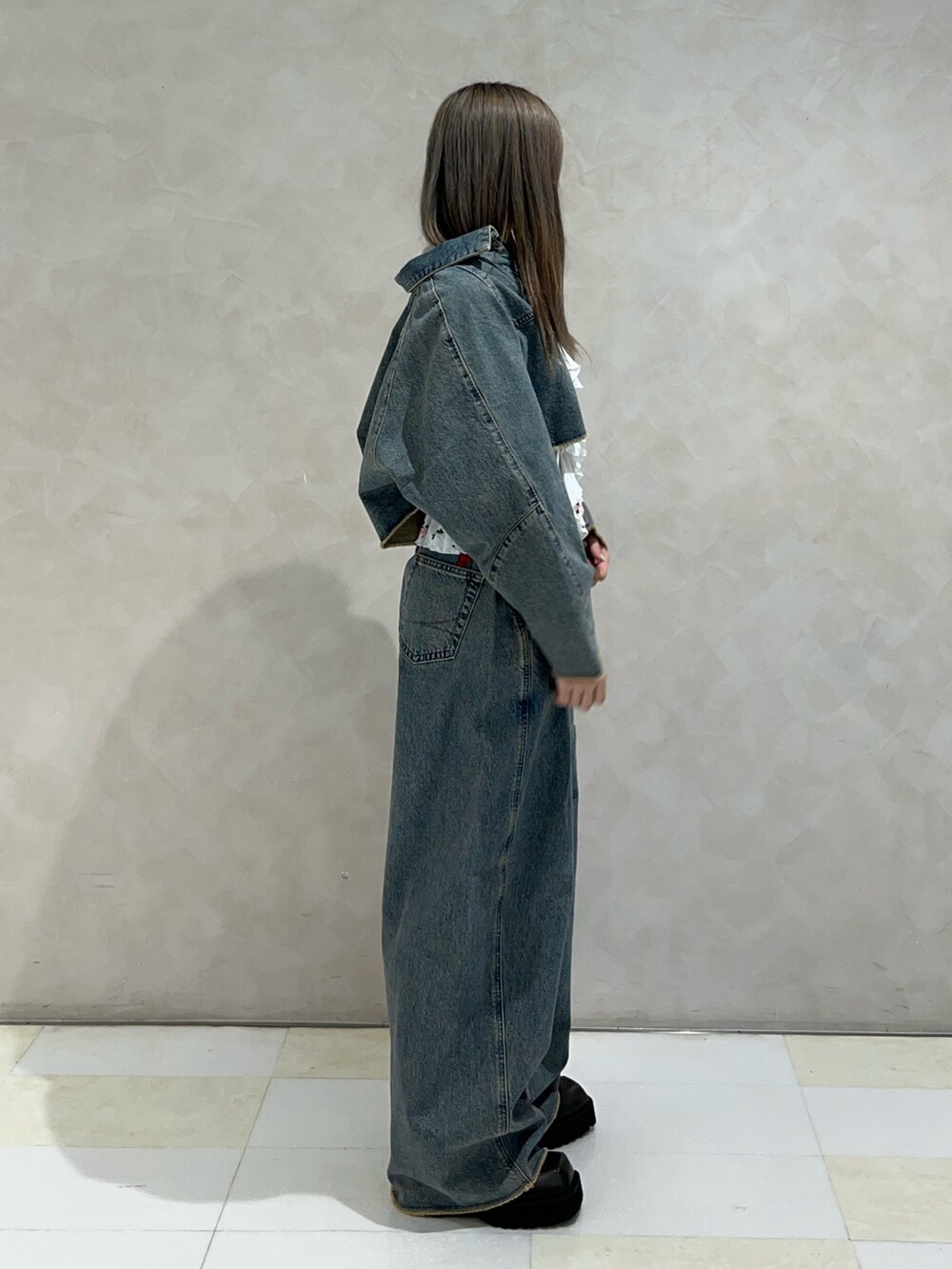 ブラック系のブーツ、ブルー系のデニムパンツ、ブルー系のデニムジャケットを着用したレディースの秋コーディネートの4枚目の写真