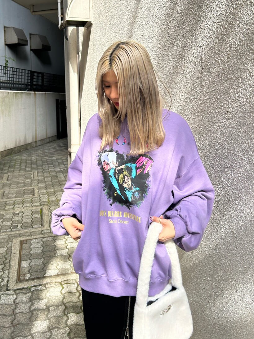 ブラック系のその他シューズ、ホワイト系のハンドバッグ、ブラック系のスカートを着用したレディースの秋コーディネートの5枚目の写真