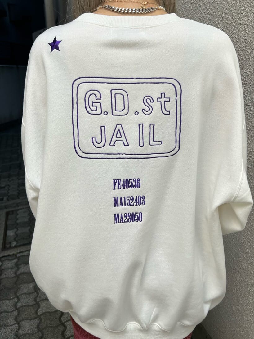 ピンク系のその他パンツ、ホワイト系のスウェット、シルバー系のネックレスを着用したレディースの秋コーディネートの7枚目の写真