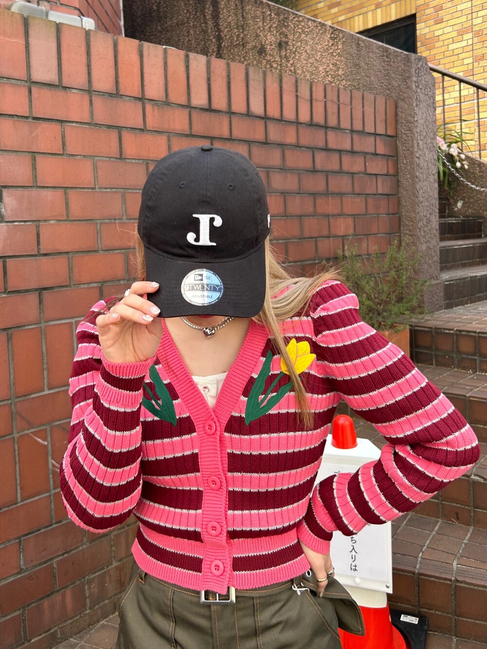 ブラック系のその他シューズ、グリーン系のその他パンツ、ホワイト系のシャツ/ブラウスを着用したレディースの春コーディネートの4枚目の写真