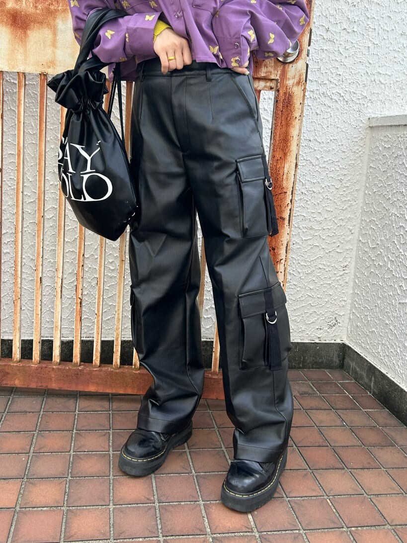 イエロー系のニット/セーター、ブラック系のその他シューズ、ブラック系のバックパック/リュックを着用したレディースの秋コーディネートの7枚目の写真