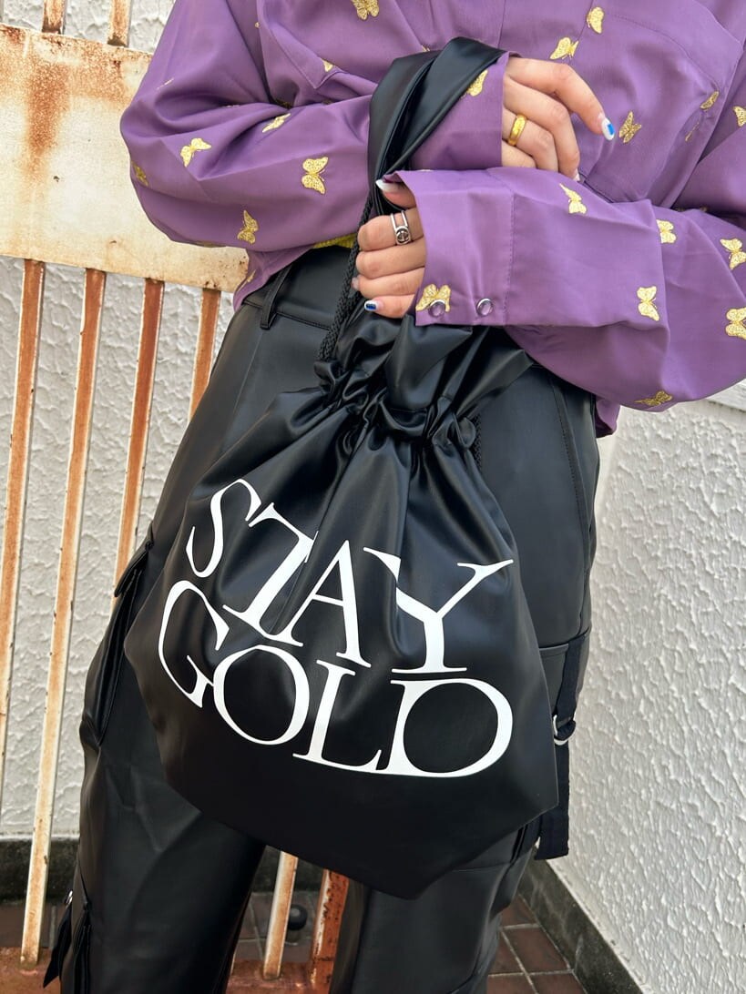 イエロー系のニット/セーター、ブラック系のその他シューズ、ブラック系のバックパック/リュックを着用したレディースの秋コーディネートの8枚目の写真