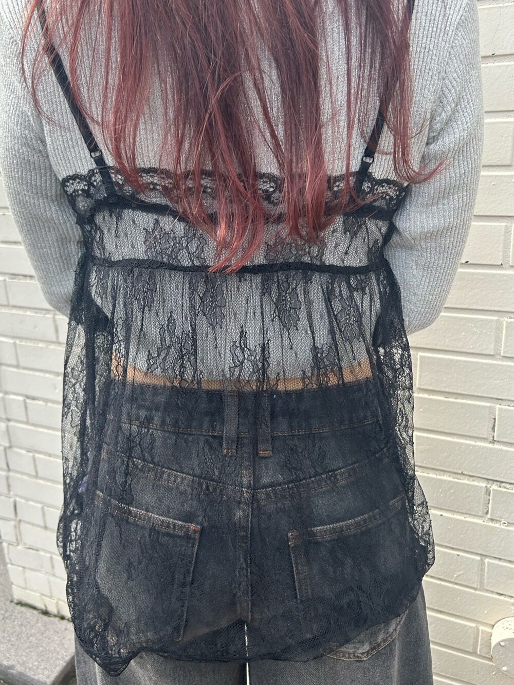 ブラック系のその他パンツ、グレー系のニット/セーター、ブラック系のキャミソールを着用したレディースの冬コーディネートの7枚目の写真