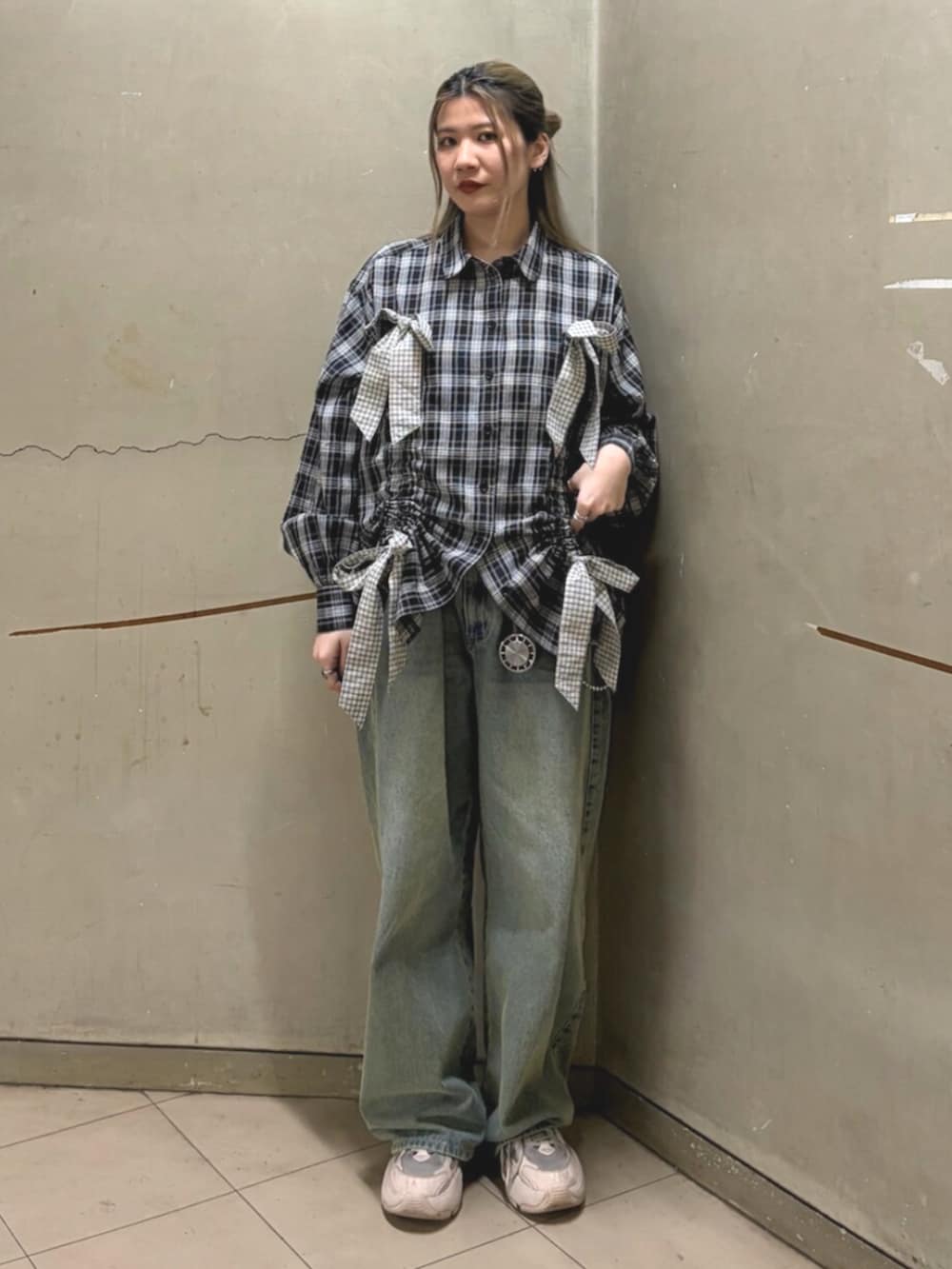 ブルー系のデニムパンツ、ブラック系のシャツ/ブラウスを着用したレディースの春コーディネートの2枚目の写真