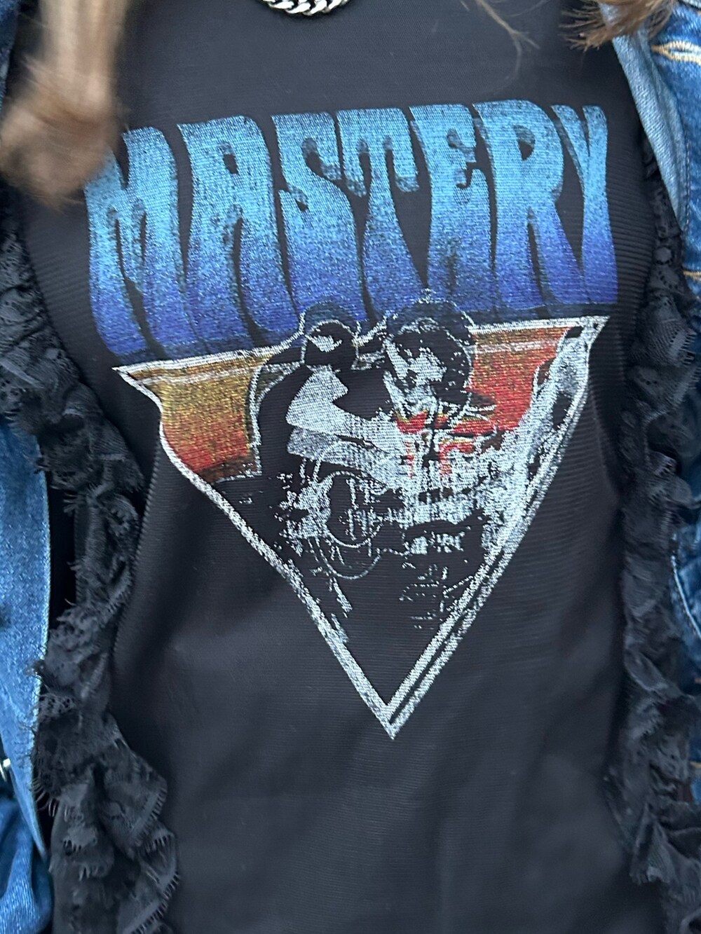 ブラック系のブーツ、ブラック系のワンピース、ブルー系のデニムジャケットを着用したレディースの春コーディネートの5枚目の写真