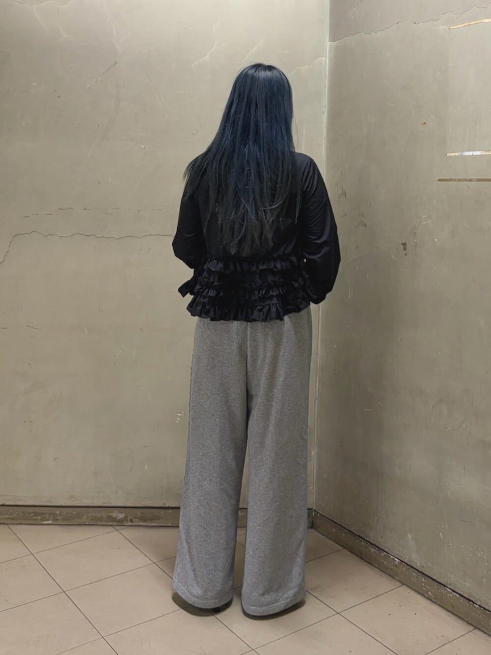 ブラック系のシャツ/ブラウス、ブラック系のパンプス、グレー系のその他パンツを着用したレディースの春コーディネートの3枚目の写真