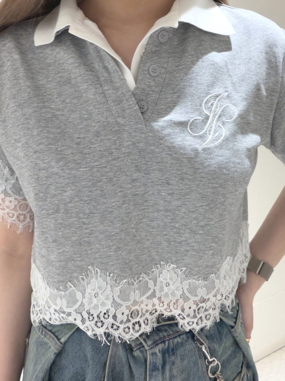 ブルー系のデニムパンツ、グレー系のTシャツ/カットソーを着用したレディースの夏コーディネートの6枚目の写真