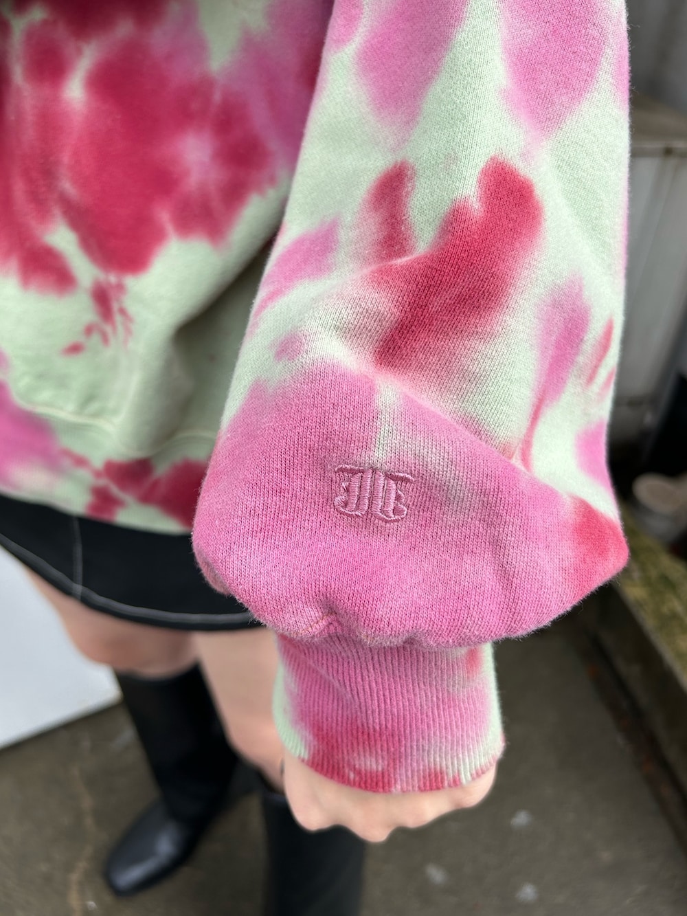 ブラック系のブーツ、グリーン系のスウェット、ブラック系のその他パンツを着用したレディースの冬コーディネートの6枚目の写真