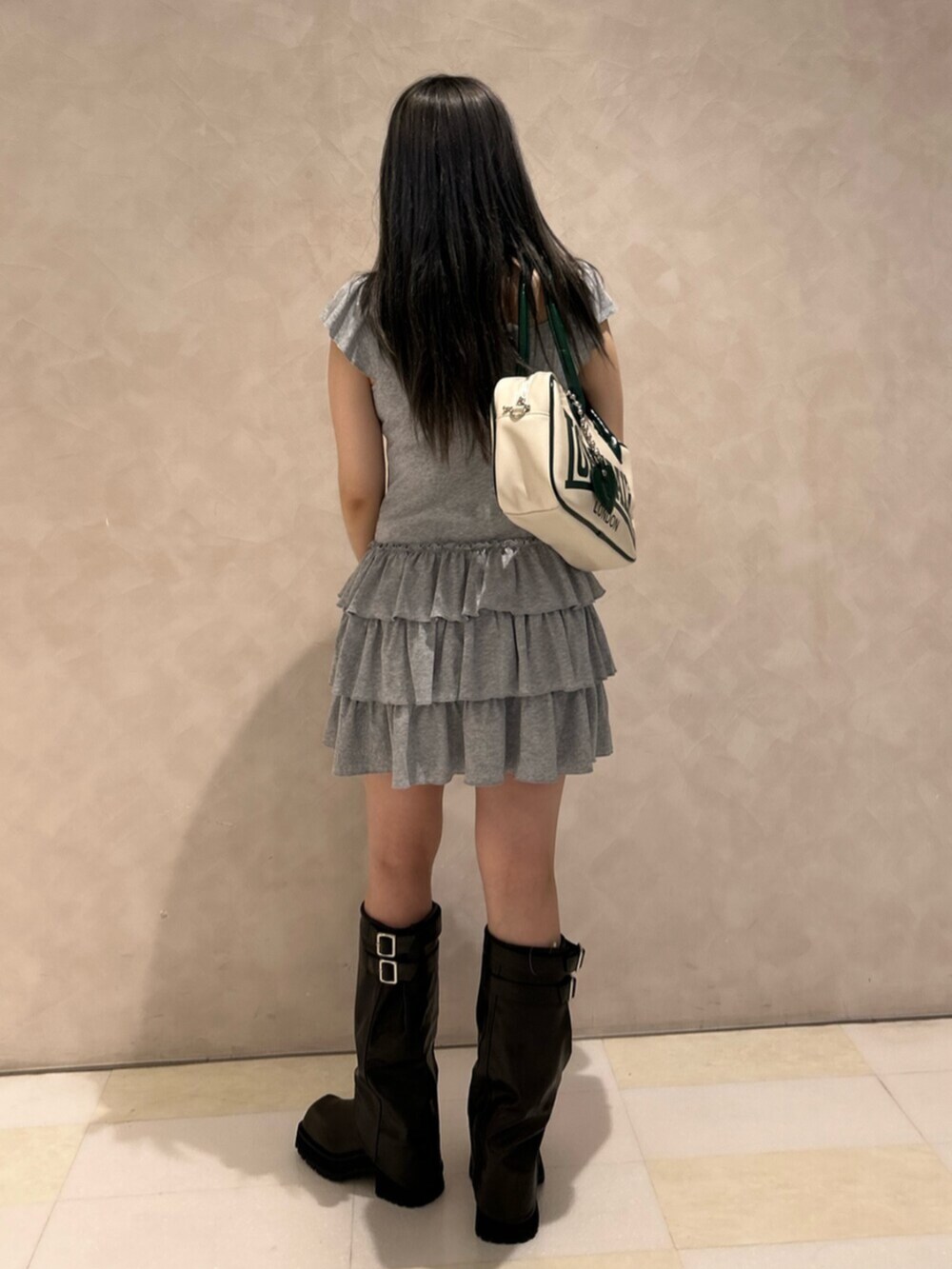 ブラック系のブーツ、グレー系のワンピース、ホワイト系のボストンバッグを着用したレディースの秋コーディネートの3枚目の写真