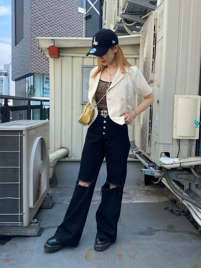 ブラック系のデニムパンツ、ホワイト系のシャツ/ブラウス、ブラック系のその他シューズを着用したレディースの夏コーディネートの2枚目の写真