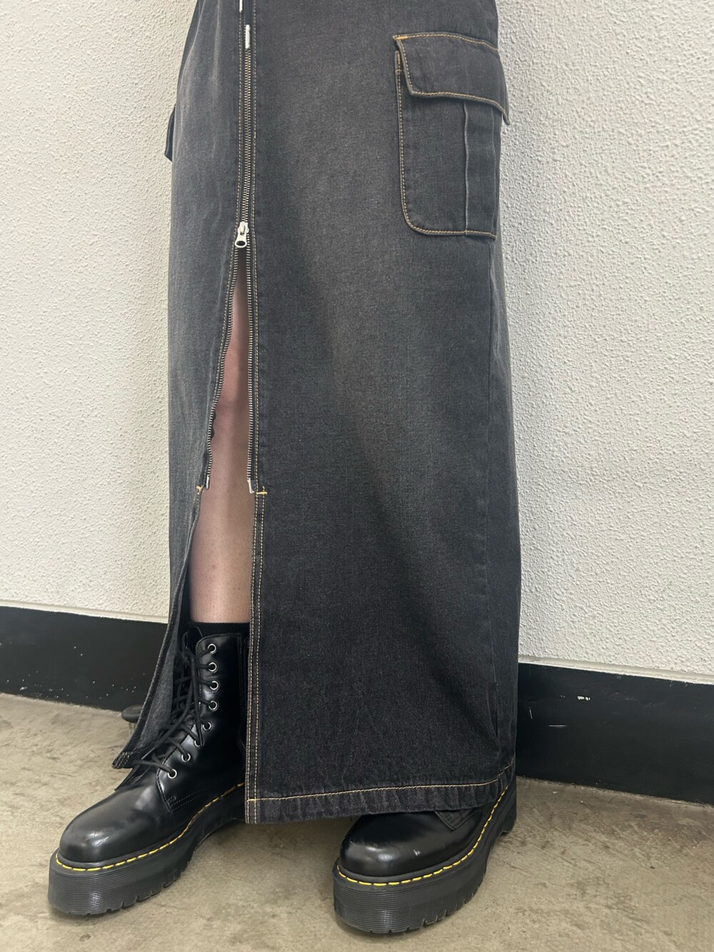 ピンク系のシャツ/ブラウス、ブラック系のデニムスカート、ブラック系のブーツを着用したレディースの夏コーディネートの7枚目の写真