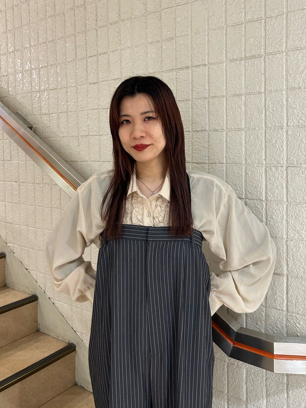 ブラック系のブーツ、ホワイト系のシャツ/ブラウス、グレー系のつなぎ/オールインワンを着用したレディースの冬コーディネートの4枚目の写真