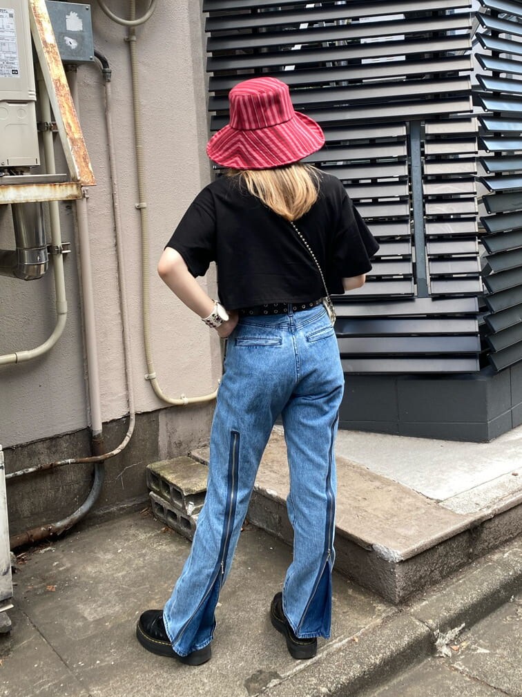 ブルー系のデニムパンツ、ブラック系のその他シューズ、ブラック系のTシャツ/カットソーを着用したレディースの夏コーディネートの4枚目の写真