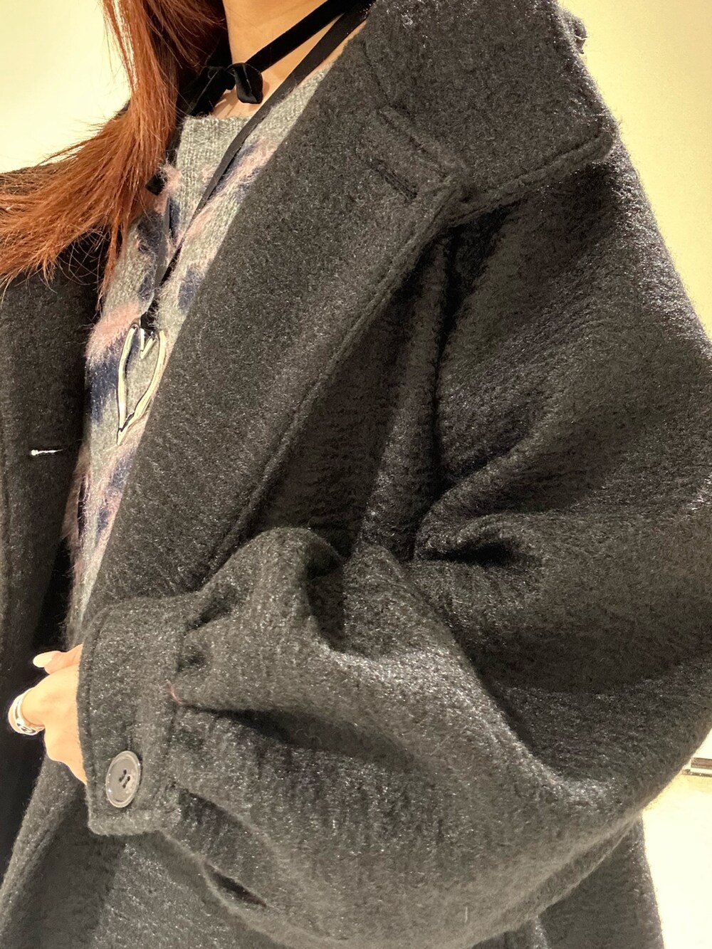 ブラック系のその他アウター、グレー系のニット/セーター、ブラック系のその他パンツを着用したレディースの秋コーディネートの7枚目の写真