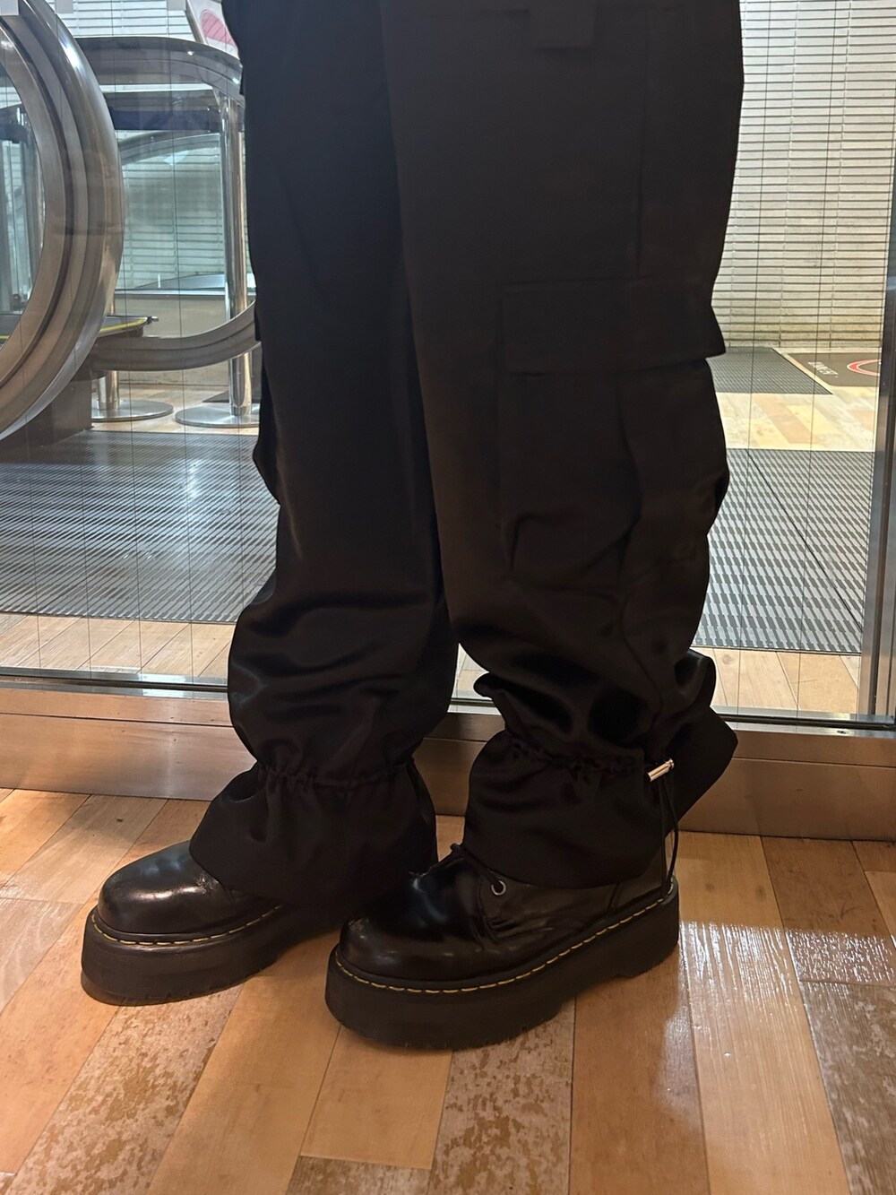 ブラック系のブーツ、ブラック系のダウンベスト、ホワイト系のTシャツ/カットソーを着用したレディースの秋コーディネートの9枚目の写真