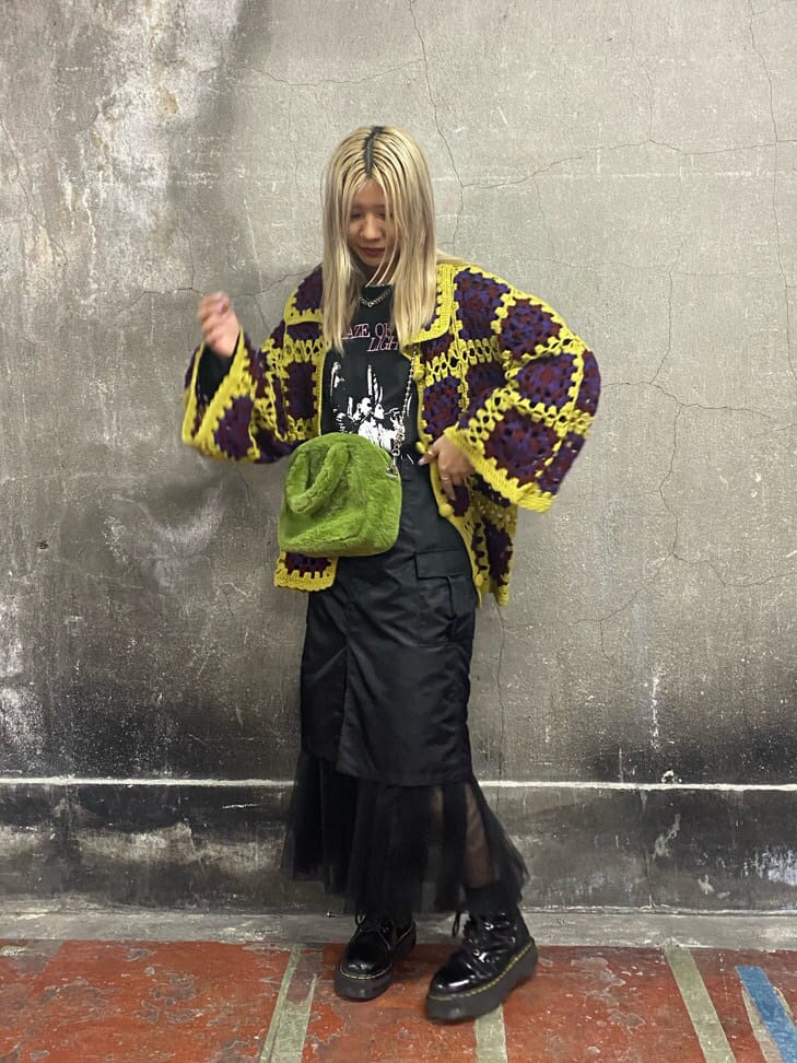 ブラック系のその他シューズ、イエロー系のカーディガン/ボレロ、ブラック系のスカートを着用したレディースの秋コーディネートの2枚目の写真