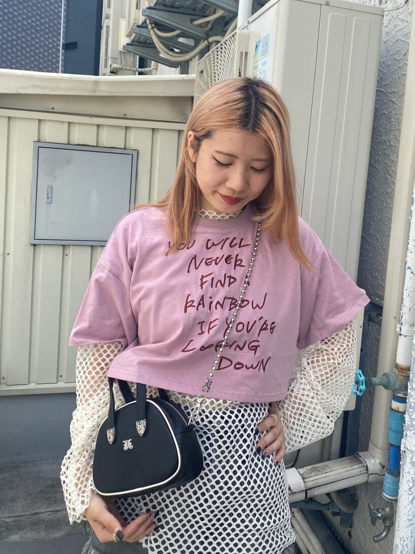 ブラック系のデニムパンツ、ホワイト系のTシャツ/カットソー、ブラック系のブーツを着用したレディースの夏コーディネートの5枚目の写真