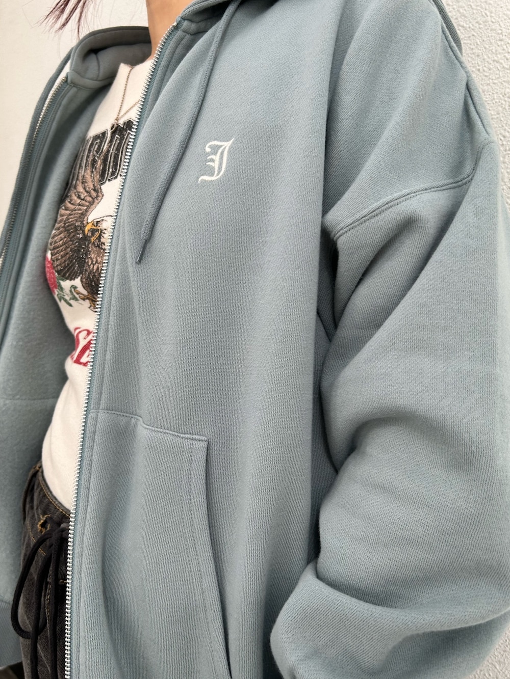 ブラック系のその他パンツ、ブラック系のスニーカー、ホワイト系のTシャツ/カットソーを着用したレディースの春コーディネートの6枚目の写真