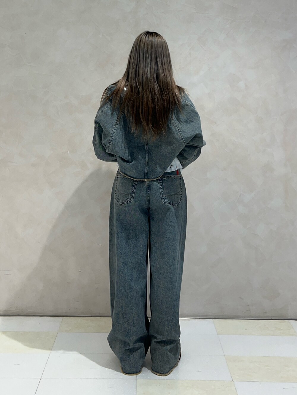 ブラック系のブーツ、ブルー系のデニムパンツ、ブルー系のデニムジャケットを着用したレディースの秋コーディネートの5枚目の写真